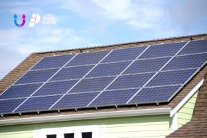 panel surya diletakkan di atap rumah